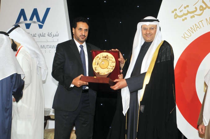 دمحمد المطيري يقدم درعا تقديرية الى الوزير العبيدي