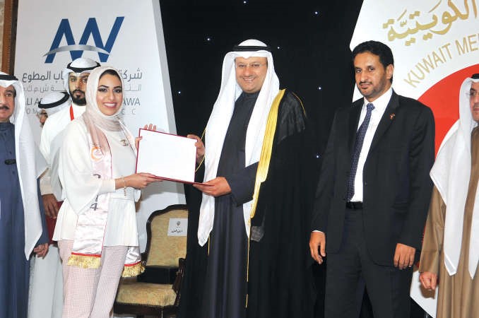دعلي العبيدي يكرم احدى الخريجات بحضور دمحمد المطيري