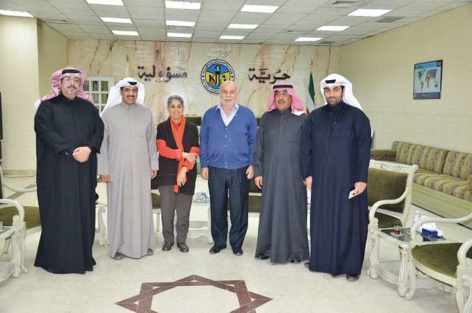 حسن صبرا يتوسط عدنان الراشد وفاطمة حسين ودهيران ابا الخيل وجاسم كمال واحمد المظهور﻿