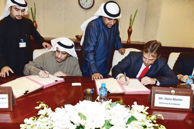 مبدر الوقيان خلال توقيع العقد مع ممثل الشركة﻿