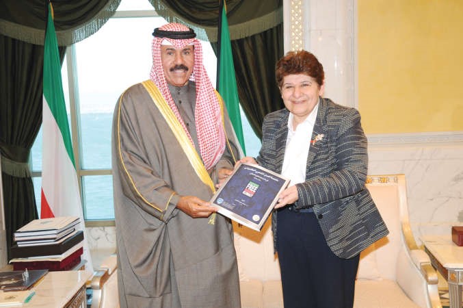 سمو ولي العهد الشيخ نواف الاحمد يتسلم الموسوعة من الشيخة د رشا الصباح﻿