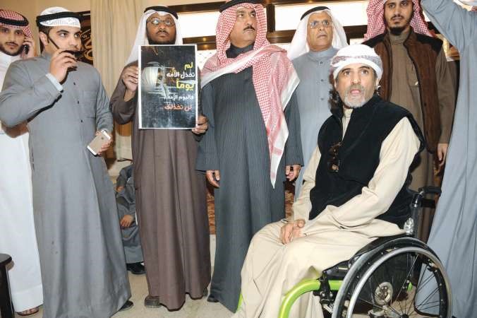 مسلم البراك في ديوانه ويبدو بجانبه محمد الخليفة وبدر الداهومقاسم باشا