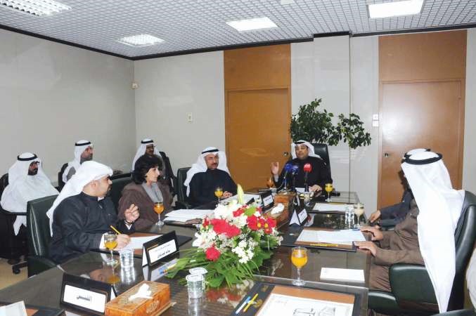 الوزير يعقوب الصانع والمستشار علي الضبيبي وهبة العبدالله خلال المؤتمر الصحافيانور الكندري﻿