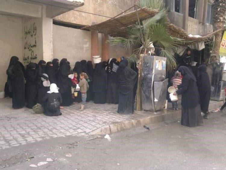 اعتداءات جنسية همجية تتعرض لها زوجات مقاتلي داعش.. والمقاتلون الأجانب هم الأسوأ لطلبهم اموراً غريبة !