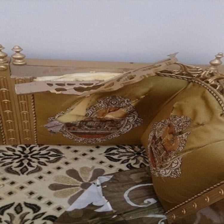 بالصور.. سعودية تنتقم من زوجها لاقترانه بأخرى بتحطيم أثاث منزل "ضرتها" وكتابتها: زقوم وسم هاري