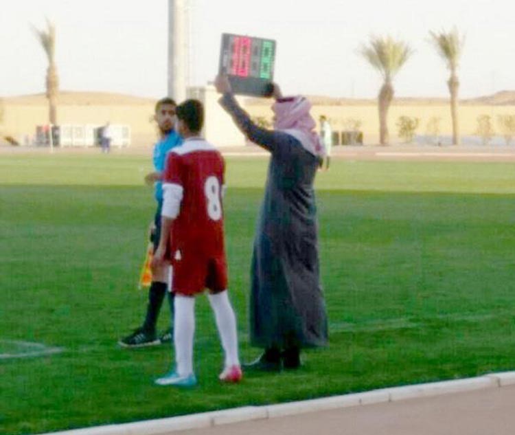 بالفيديو.. حكم سعودي يرتدي الدشداشة والشماغ في مباراة رسمية