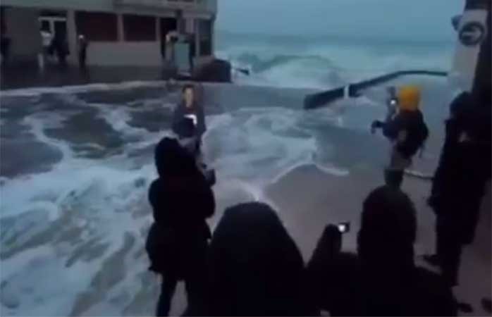 بالفيديو.. عاصفة تُسقط مذيعة طقس مباشرة على الهواء!