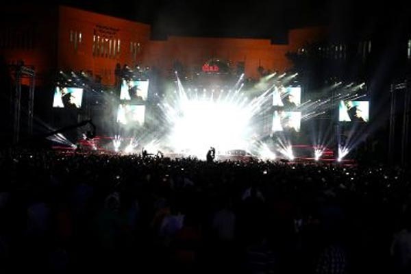 عشرات الشباب ينظمون حفلا بمكة احتفالا بخروج صديقتهم من السجن