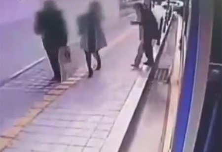 بالفيديو.. حفرة تبتلع رجلاً وامرأة بكوريا الجنوبية