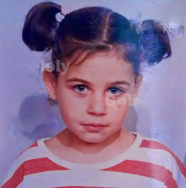 صورة.. منى هلا لن تسامح والدتها بسبب هذه التسريحة