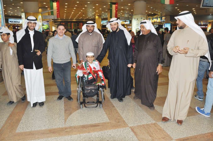 الزميلان ناصر الخالدي ومسعد حسني وعدد من اعضاء الوفد القطري مع الطفل غانم المفتاح