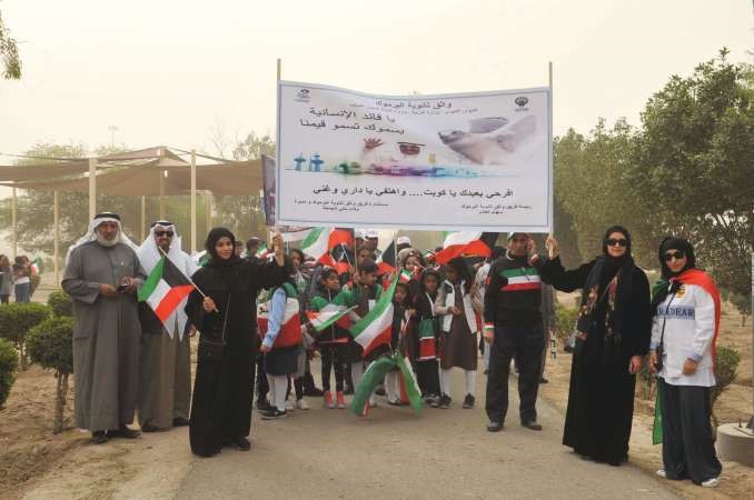 جانب من المواطنين المشاركين في المسيرة قاسم باشا