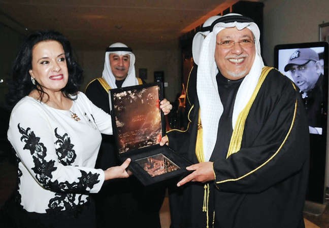 الشيخ علي الجراح مكرما من الوكيل المساعد بالديوان الاميري المدير العام لمكتب الشهيد فاطمة الامير ﻿