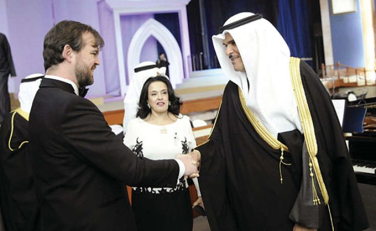الشيخ سلمان الحمود مصافحا المايسترو البلجيكي ايشتاين سافينيز﻿