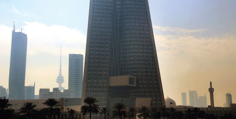 بطء تنفيذ مشاريع التنمية قوض فرص التمويل للبنوك التي تراهن على المشاريع الضخمة لتنويع محفظة القروض ويظهر في الصورة المقر الجديد لبنك الكويت المركزي الذي كشف في اخر احصائياته الاداء المتواضع لمحفظة التسهيلات الائتمانية المقدمة لقطاعي التجارة والصناعة خلال