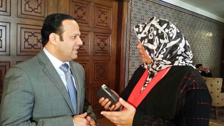 فيصل الكندري متحدثا للزميلة هناء السيد ناصر عبدالسيد