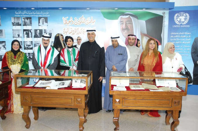 م علي اليوحة متوسطا بعض المشاركين خلال الاحتفال	 هاني عبدالله﻿