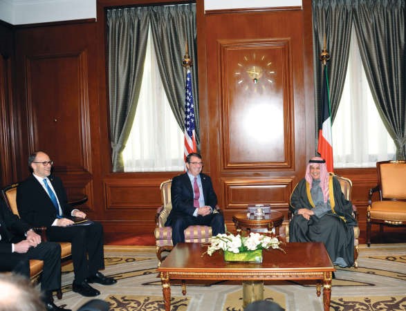 الشيخ خالد الجراح خلال استقباله اشتون كارتر﻿