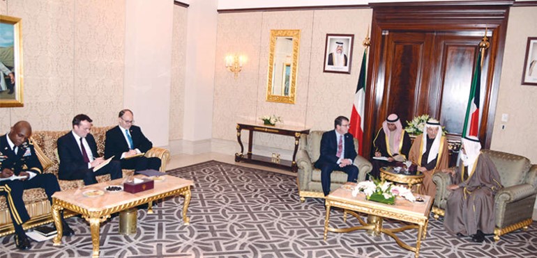 صاحب السمو الامير الشيخ صباح الاحمد مستقبلا وزير الدفاع الاميركي اشتون كارتر والوفد المرافق له﻿