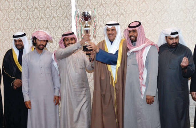 الحمود يسلم الكاس للفائز ﻿