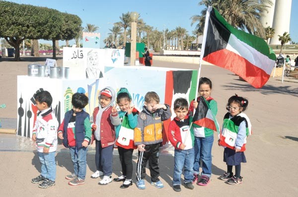 عدد من الاطفال مع احدى الوحات