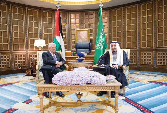خادم الحرمين الشريفين الملك سلمان بن عبدالعزيز خلال لقائه الرئيس الفلسطيني محمود عباس في الرياض امس واس 