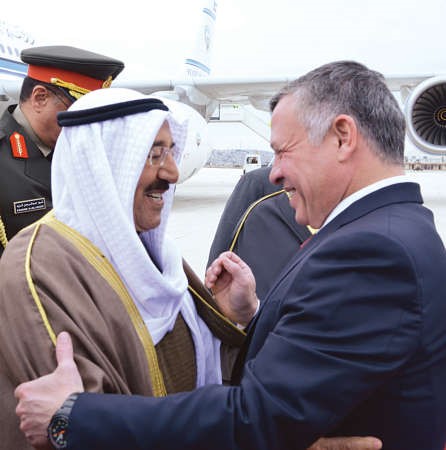 صاحب السمو الامير الشيخ صباح الاحمد لدى وصوله الى عمان وفي استقباله العاهل الاردني الملك عبدالله الثاني﻿