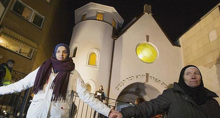 مسلمون يشكلون "حلقة تضامن رمزية" حول معبد يهودي في النرويج