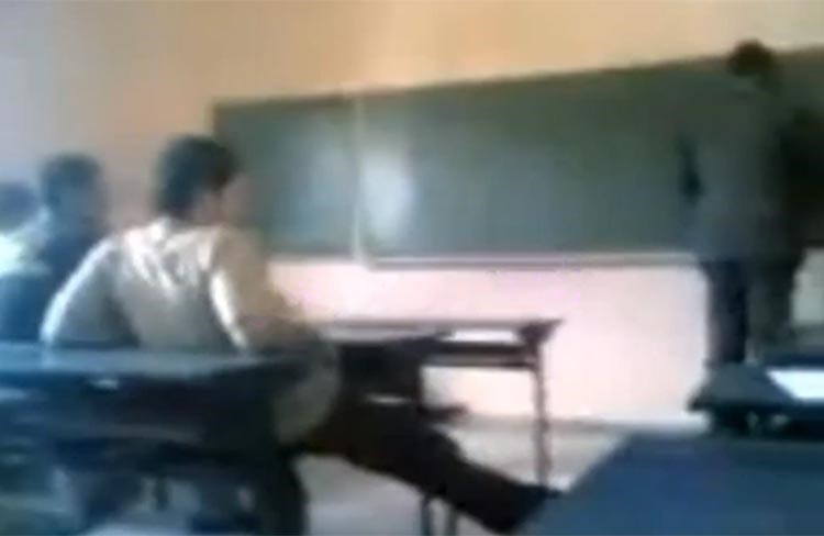 بالفيديو.. تلاميذ يقذفون معلماً بالكراسي داخل الفصل في المغرب
