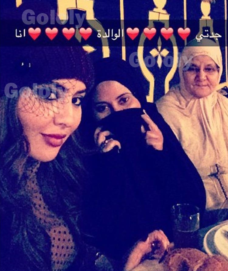 صورة: «سيلفي» تجمع مريم حسين بوالدتها وجدتها