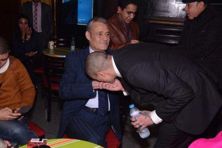 احمد يقبل يد والده
