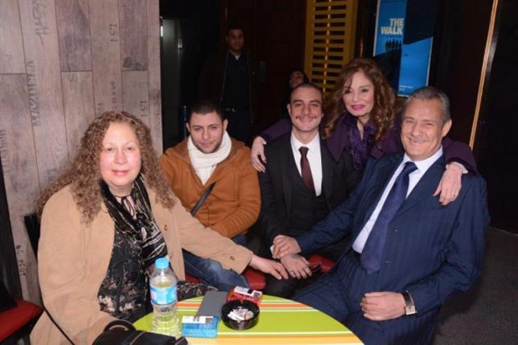 سمية وابنها وزوجها مع الحضور