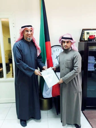 احمد الشريدة وشبيب العجمي يتبادلان وثائق الاتفاقية 