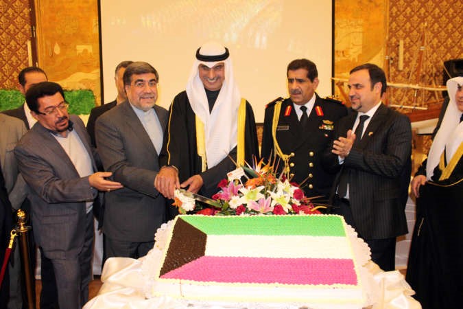 السفير مجدي الظفيري ووزير الثقافة الايراني علي جنتي يقطعان كيكة احتفال سفارتنا في طهران بالاعياد ﻿