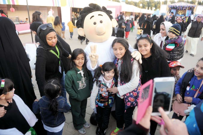 مشعل تيمة المهرجان مع الاطفال