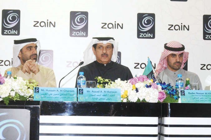 من اليمين بدر الخرافي واسعد البنوان خلال العمومية﻿