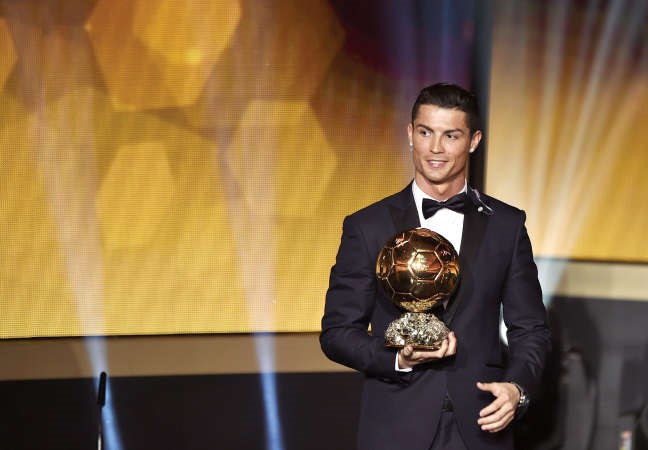  ومرتديا بدلتها اثناء تسلمه جائزة الكرة الذهبية 2015