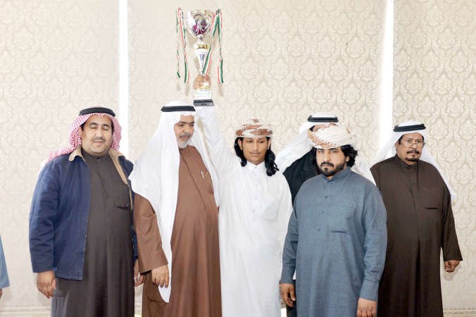 وفائز بكاس اخرى في السباق 