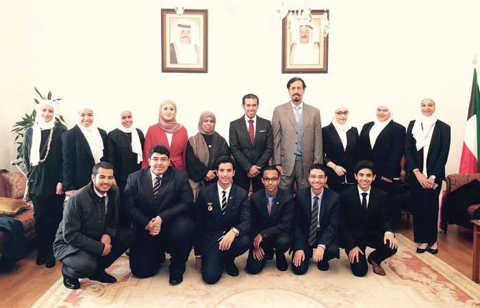 السفير الشيخ علي الخالد مستقبلا وفد مدرسة روض الصالحين