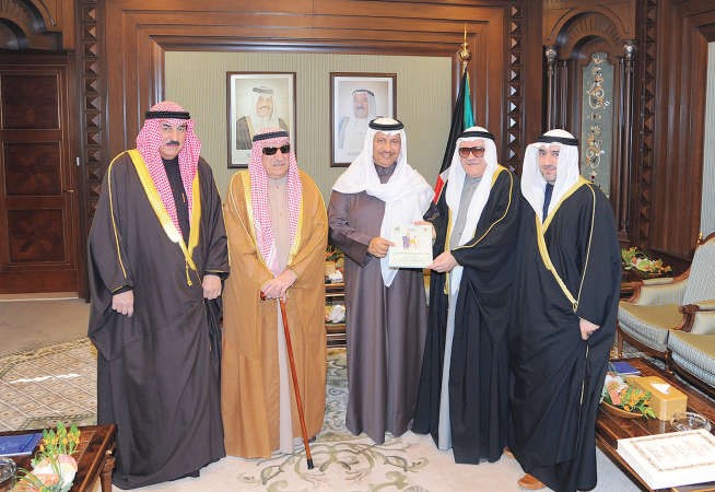 سمو رئيس الوزراء الشيخ جابر المبارك مستقبلا عبدالالهمعرفي وكاظم معرفي ومحمد معرفي وعبدالوهابمعرفي﻿