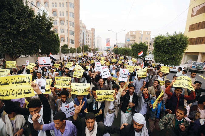 مظاهرة حاشدة ترفع لافتات مؤيدة للرئيس عبد ربه منصور هادي واخرى مناهضة للحوثيين في صنعاء امس الاول رويترز ﻿