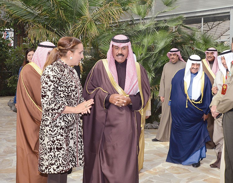 وسموه يستمع الى شرح حول محتويات الحديقة