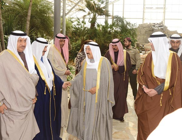 صاحب السمو الامير الشيخ صباح الاحمد لدى افتتاحه الحديقة النباتية في قصر بيان بحضور سمو ولي العهد الشيخ نواف الاحمد وسمو الشيخ ناصر المحمد وسمو رئيس الوزراء الشيخ جابر المبارك وعبدالعزيز اسحق