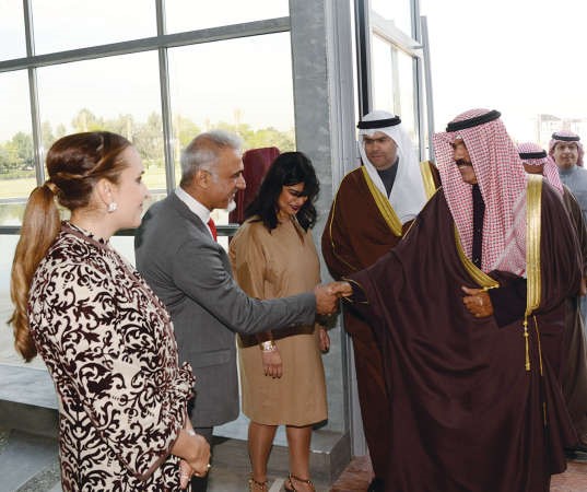 سمو ولي العهد الشيخ نواف الاحمد مصافحا مستقبليه لدى وصوله الى الحديقة