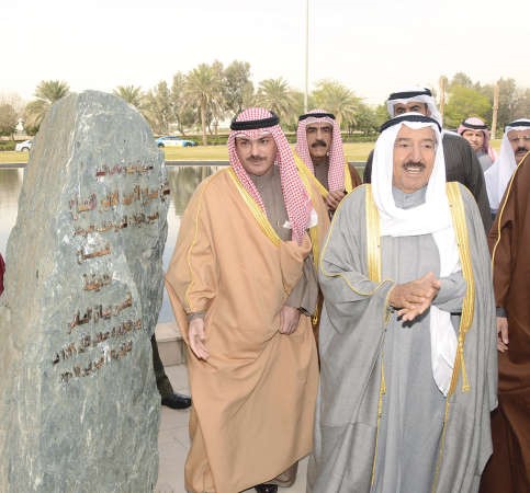 صاحب السمو الامير الشيخ صباح الاحمد لدى افتتاحه الحديقة ويبدو الشيخ خالد العبدالله