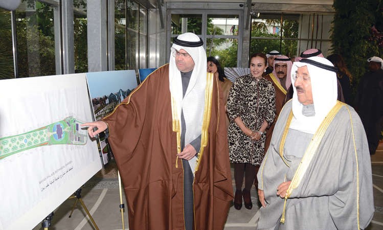 صاحب السمو الامير يستمع لشرح حول الحديقة من عبد العزيز اسحق 