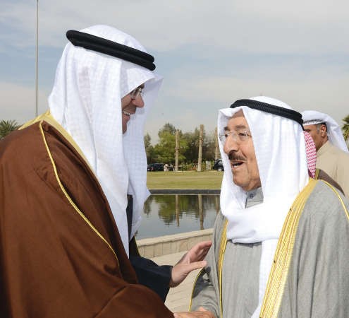 صاحب السمو مصافحا عبد العزيز اسحق 