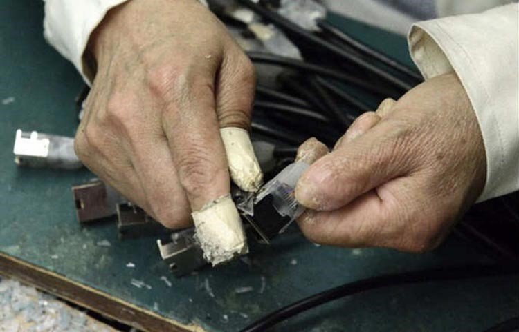 عامل يعمل في مصنع للالكترونيات في الصين