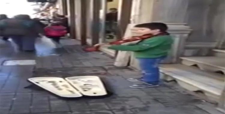 بالفيديو.. موسيقى رحبانية يحييها طفل سوري باسطنبول