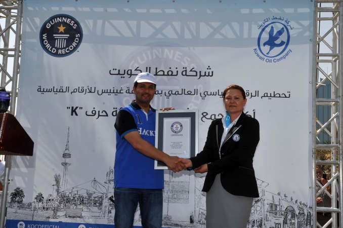 محمد البصري يتسلم التكريم من ممثلة غينيس 
﻿